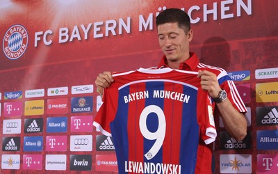 U体育独家-佩德里庆祝时脱衣展示肌肉